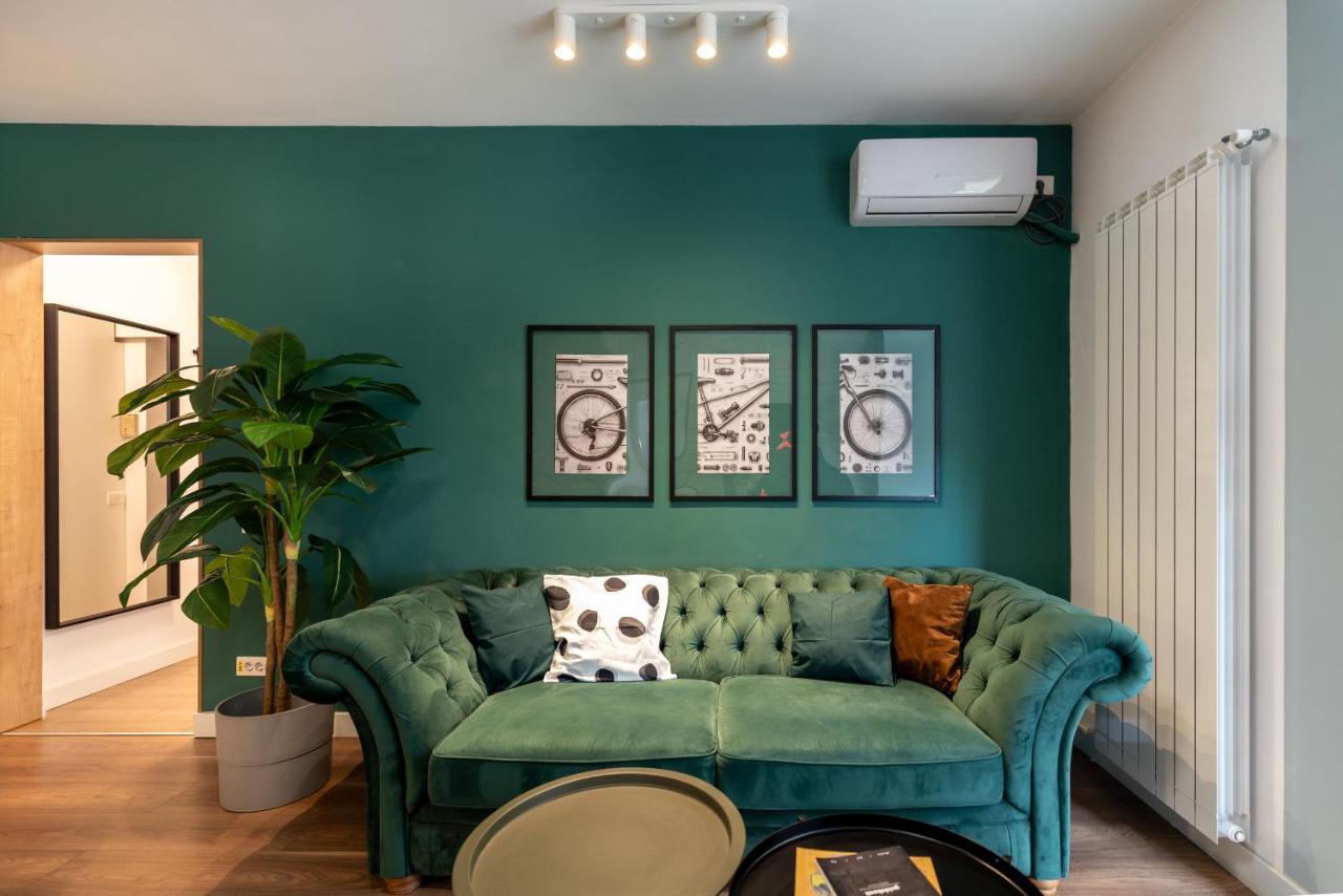 Downtown Retreat: Spacious 2-Br By Unirii Square Bucharest Luaran gambar