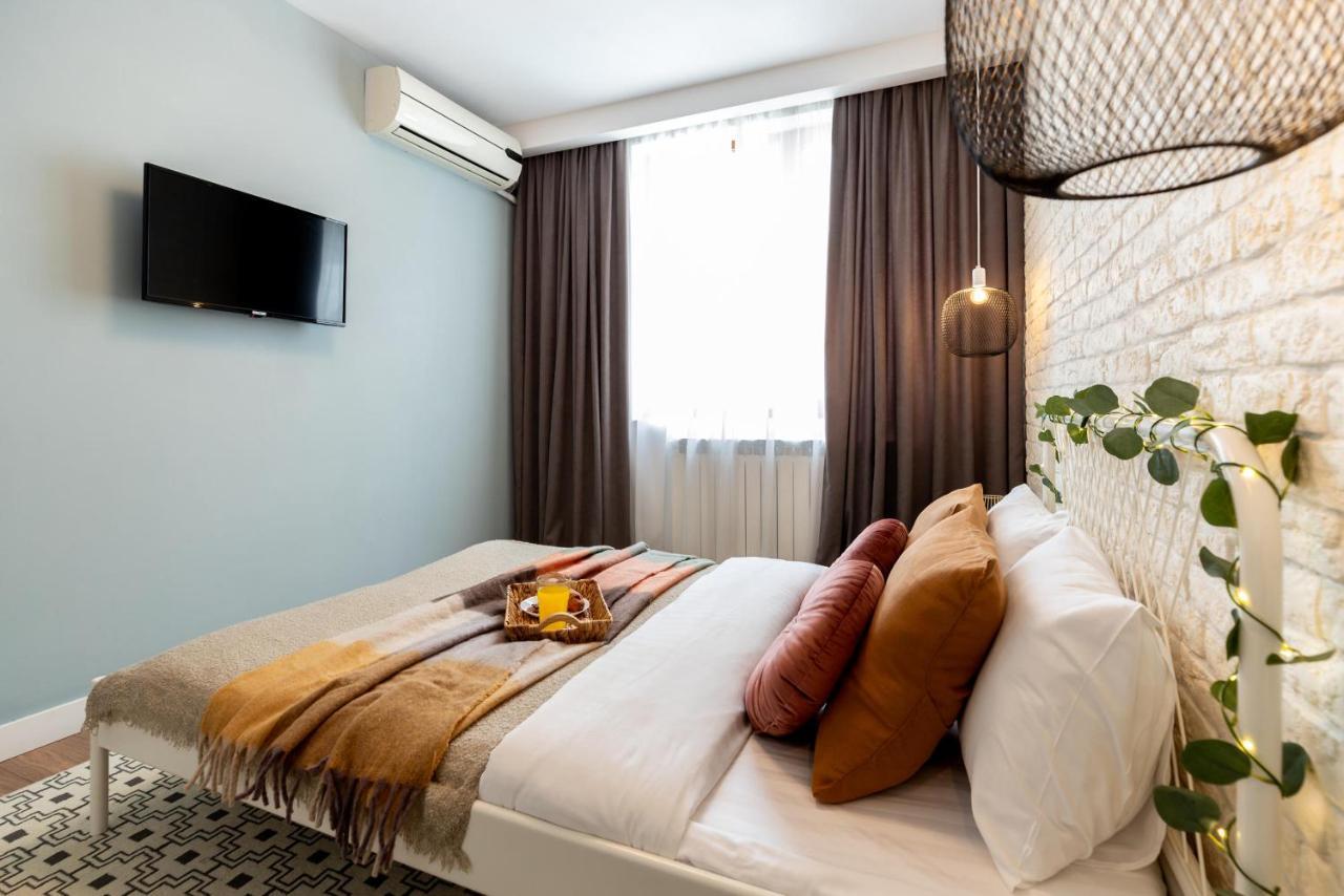 Downtown Retreat: Spacious 2-Br By Unirii Square Bucharest Luaran gambar
