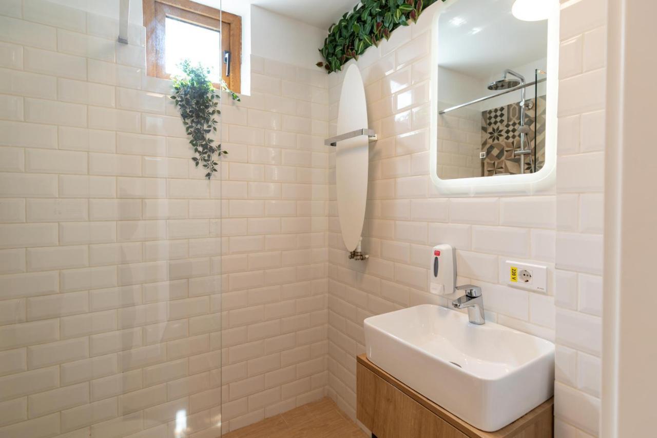 Downtown Retreat: Spacious 2-Br By Unirii Square Bucharest Luaran gambar